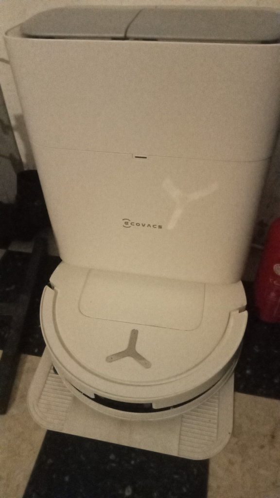 Station Ecovacs installée dans une cuisine
