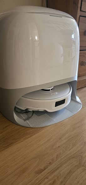 Aspirateur robot Roborock sur sa station